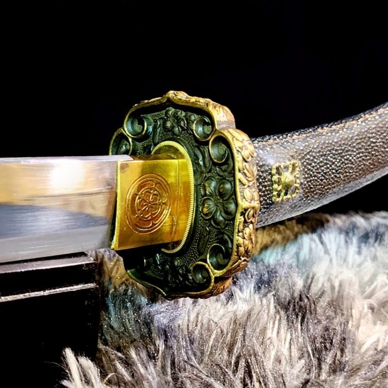 ดาบซามูไรแท้ โค้งพิเศษทาชิ T10 ฝักไม้มะเกลือ ขัดขุ่นตรงสามระดับ ซึบะฟิตติ้งทองเหลือง โนบุนากะ กระเบนแท้ สั่งทำพิเศษ