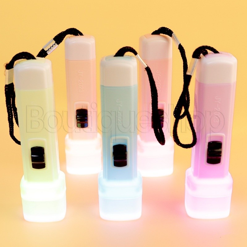 Featured โคมไฟพ็อกเก็ต เรืองแสง แข็งแรง ไฟฉาย ขนาดเล็ก แขวนได้ พวงกุญแจ แบบพกพา ไฟ LED ไฟฉาย ใช้แบตเตอรี่ ปุ่ม เครื่องมืออ่านหนังสือ ตั้งแคมป์