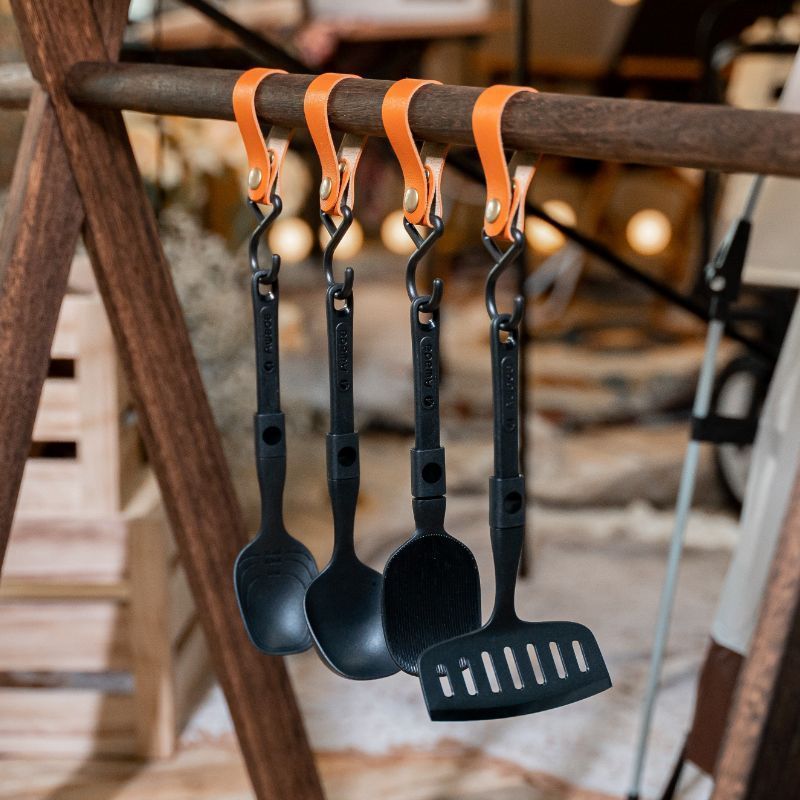 ชุดเครื่องครัวสีดำ 4 ชิ้น พับได้สำหรับแคมปิ้ง ประกอบด้วยไม้พายปลาและช้อนซุป พกพาสะดวก