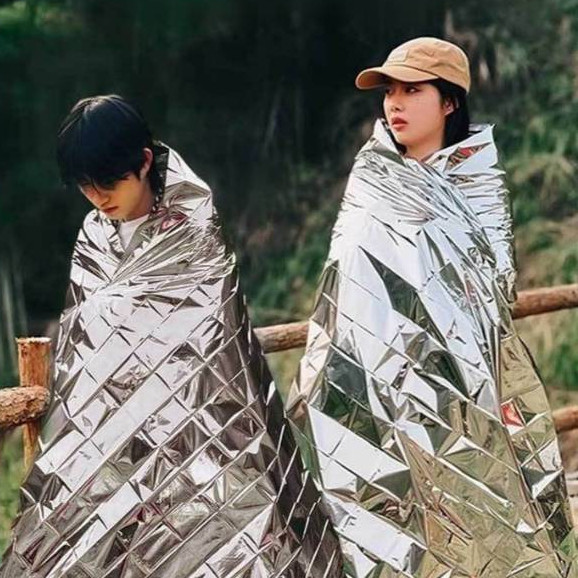 HCTRAVEL ผ้าห่มฉุกเฉิน พกพา เดินป่า ตั้งแคมป์ กันหนาวความร้อน emergency blanket E72 SET1