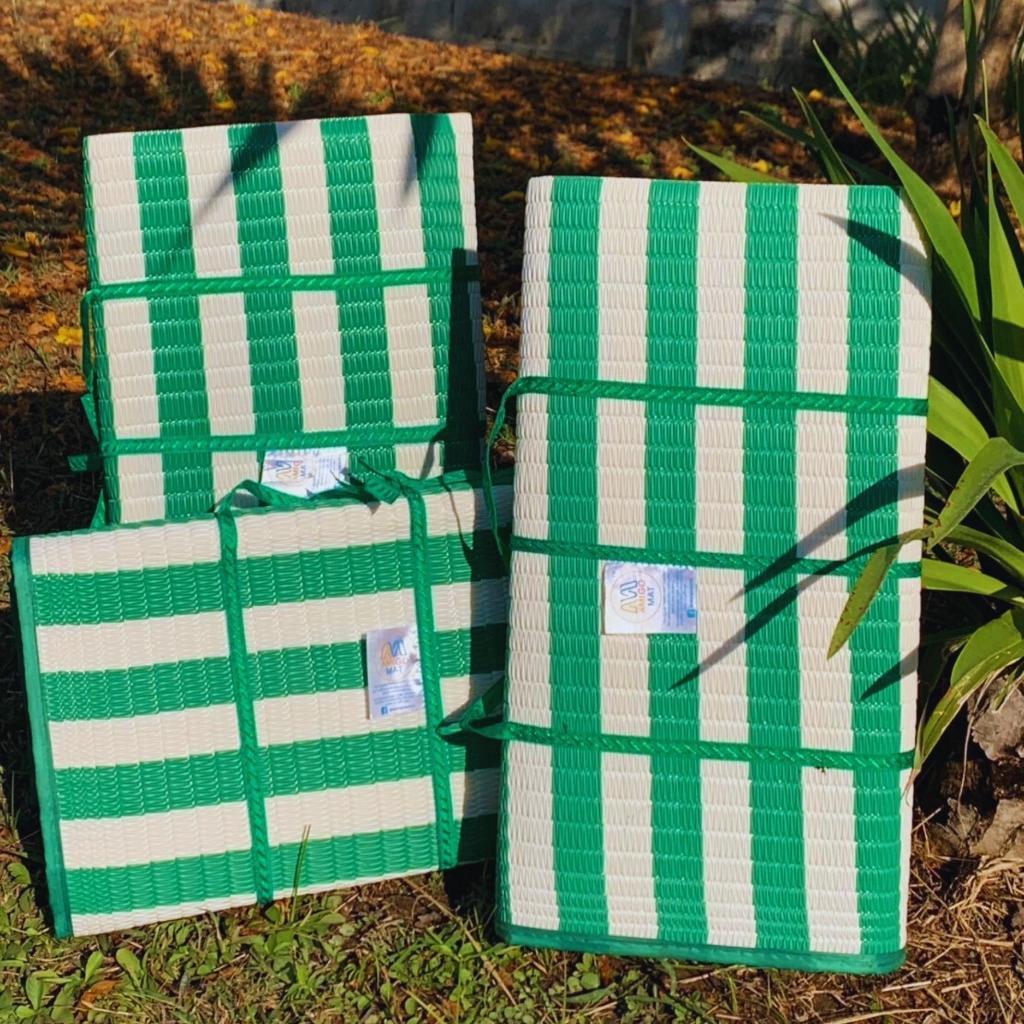 เสื่อปิกนิกพกพา สีขาวเขียว ดีไซน์ทันสมัย ทนทาน ทำความสะอาดง่าย ขนาด132×180ซม  AMIGO MAT