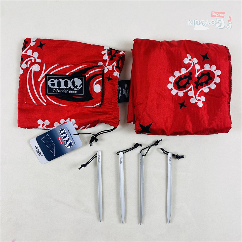 พรมปูพื้น Suprene 22SS สำหรับแคมปิ้งและปิกนิก ทำจากไนลอนคัสเซว่าลายดอกไม้ แห้งไว