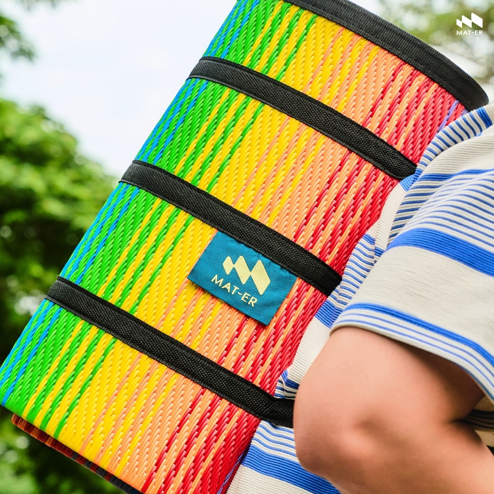 Mater เสื่อพับพกพา Foldable Pride Mat ผลิตจากพลาสติกรีไซเคิล สีสดใส กันน้ำ ทนแดดฝน ใช้ได้ทุกโอกาส