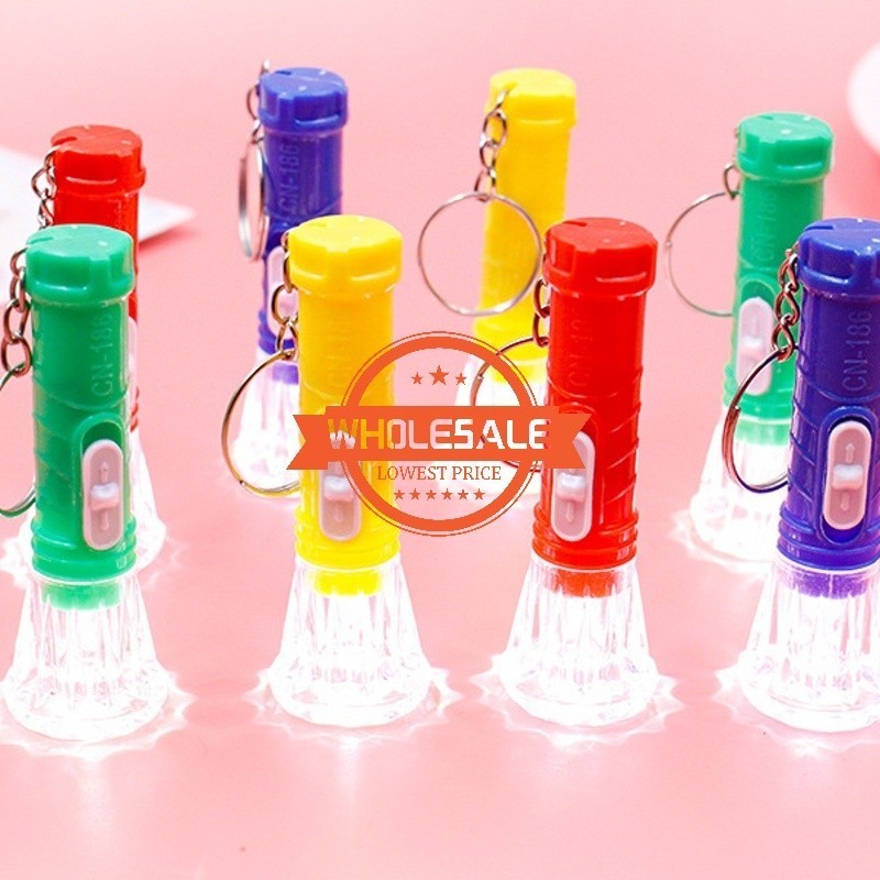 1ชิ้นสีสุ่มกระเป๋าขนาดเล็กนาไฟฉายที่มีพวงกุญแจมินิแสงของเล่นสาหรับเด็กกลางแจ้งกระเป๋าจี้แบบพกพาแสงไฟฉายพรรคโปรดปราน