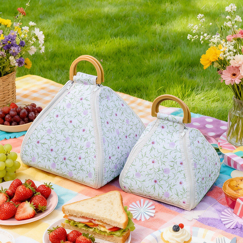 เสื่อปิกนิกพับได้มัลติฟังก์ชั่น กันน้ำ และกันความชื้น พร้อมเบาะปิกนิกสำหรับใช้งานบนชายหาดหรือตั้งแคมป์