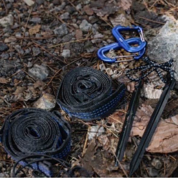 ชุดอุปกรณ์กางเปลเดินป่า เชือก คาราบิเนอร์ สมอบก เชือกยืด ชุดอุปกรณ์กางเปล อุปกรณ์แค้มป์ แขวนเปล