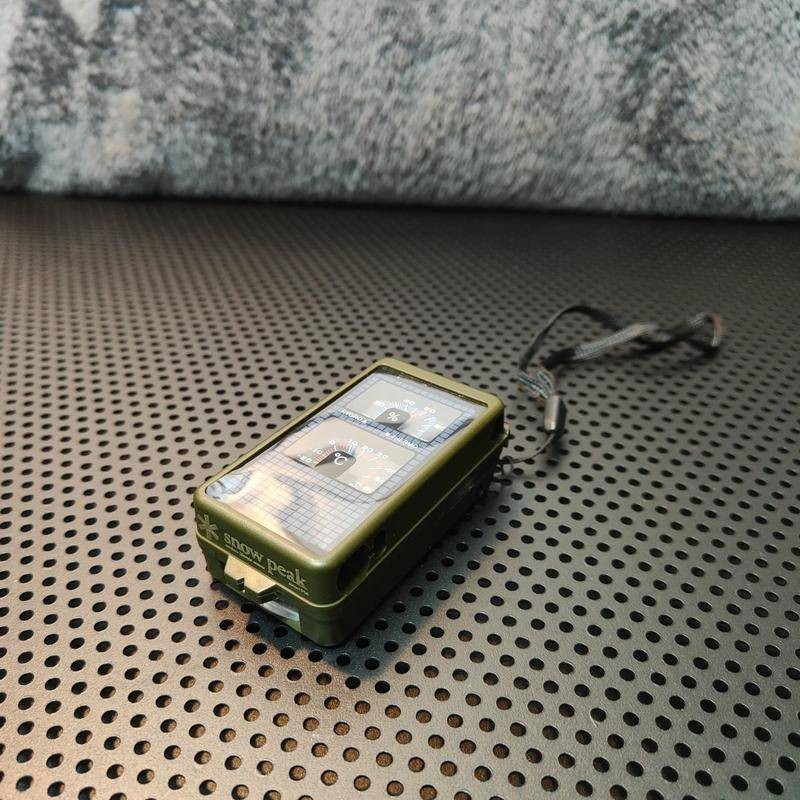 T10 เข็มทิศ Outdoor Camping Extreme Wild Survival MultiFunction เข็มทิศเครื่องวัดอุณหภูมิไฟฉายขนาดเล็กเข็มทิศ